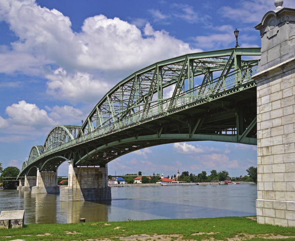 A trianoni döntés értelmében a Duna államhatárrá vált, a hidat lezárták. A csehszlovák légionáriusok 1919.