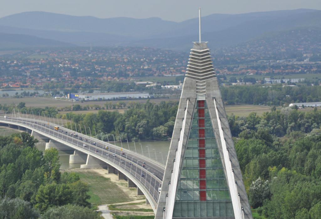A kivitelezést az M0 Északi Duna-híd konzorcium végezte. A Nagy-Duna-híd próbaterhelése 2008. augusztus 22 24. éjjelein történt, ekkor összesen 48, egyenként kb.