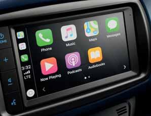 Az Apple CarPlay rendszerrel kombinálva (a bal oldali képen) az autó saját, 7 colos érintőképernyőjén jelenik meg az iphone kezelőfelülete, így innen vezérelheti az alkalmazásokat, amelyekkel