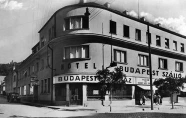 2.10. KÁRPÁTALJA A BUDAPESTI ZSIDÓ SAJTÓBAN 215 A rahói Budapest Szálloda épülete, 1940-es évek módosulnak.