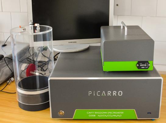 PICARRO-G2508 A PICARRO korszerű analizátora négyféle üvegházhatású gáz (ÜHG) koncentrációját (széndioxid, metán, vízgőz, dinitrogén-oxid) képes meghatározni levegőmintából.