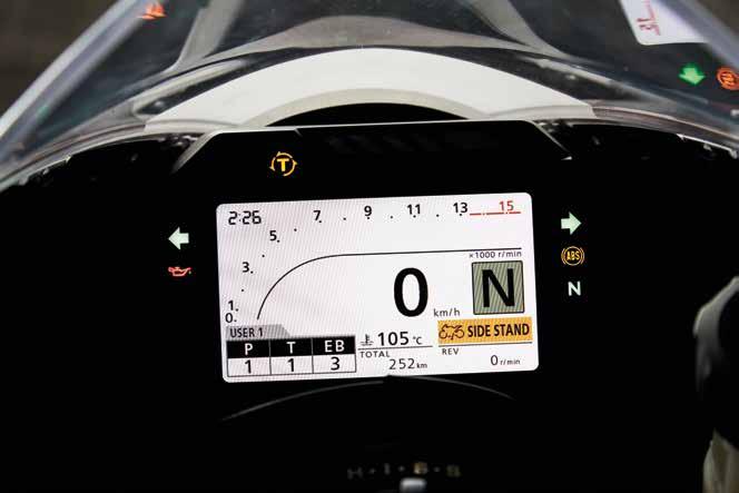 Ultramodern, kompakt világítási rendszer A különleges, Honda motorkerékpáron elsőként alkalmazott TFT-LCD kijelző az összes adatot megjeleníti, ami fontos lehet a vezető számára.