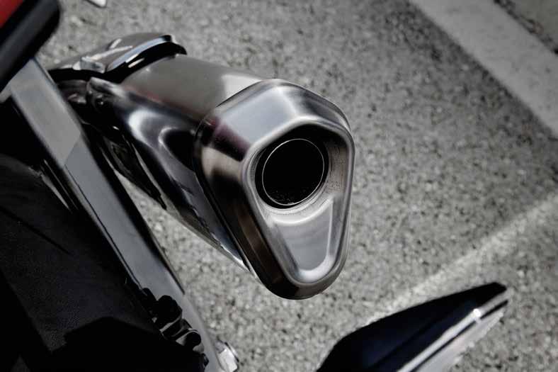 Titán kipufogórendszer magával ragadó hangzással Akárcsak a MotoGPversenymotor esetében, az utcai CB1000RR hatékony gázcseréjéről is titán kipufogó gondoskodik.
