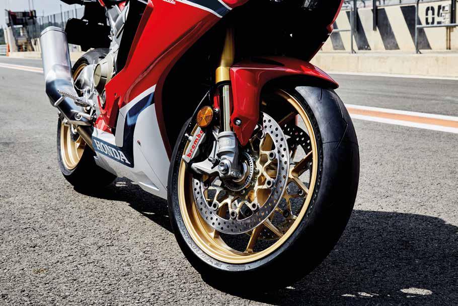 Elektronikus szabályozású ÖHLINS felfüggesztés A Honda motorkerékpárjainak történetében először elektronikus szabályozású ÖHLINS futóműelemek gondoskodnak a remek úttartásról és menetkomfortról.