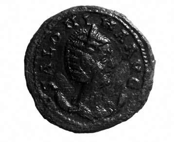 8. kép: Salonina verete Fig. 8: Coin of Salonina szített vakolatot, azokat visszabontották, illetve ezen a szakaszon megszüntették a középfolyosót, nagyobb előtérré szélesítve azt (2-3.