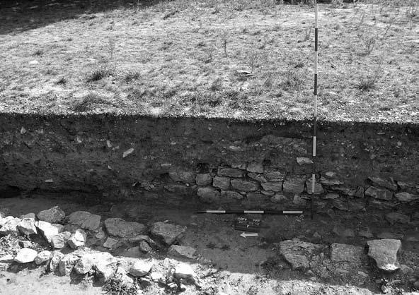 3. kép: Kétpilléres helyiség nyugati falának részlete a metszetfalban Fig. 3: Detail of the western wall of a room with two pillars in the section wall helyiség határolta.