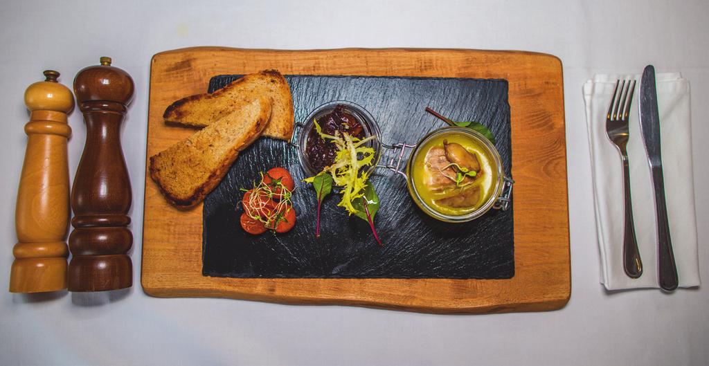 ÉTLAP / MENU CARD / SPEISEKARTE Előétel - Starters - Vorspeisen Angus marhatatár wasabis majonézzel, érlelt sajtos bruschettával * ---2600 Angus beef tartare with wasabi mayonnaise and aged cheese