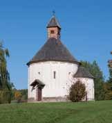 Késő román stílusú építészete a kápolnát vdékünk legértékesebb szakráls műemléke közé sorolja.» De erste Erwähnung der romanschen Rotunde am Rande von Selo stammt aus 1365.