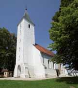 Ma oltárát a Szent Márton-szoborral Jože Plečnk vlághírű szlovén építész 1925-ben tervezte.» Enoladjska gotska cerkev je bla zgrajena konec 14. stol.