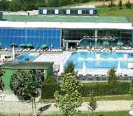 V zdravlšču Terme 3000, kjer je eden najhtrejšh vodnh toboganov v Evrop, se poleg hotela s petm zvezdcam nahaja gršče za golf z 18 luknjam.