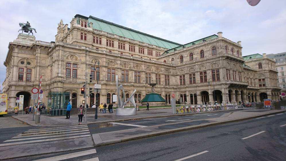 novakgyula.blog.hu 7/14 A Staatsoper. Nagy, de a miénk legalább is kívülről szebb. Az Albertina.