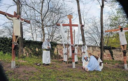 A passiónak ez alkalommal is a szabadtéri oltár és a búcsúknak helyet adó templom udvar adott helyet, ahol a közönség is bekapcsolódhatott az előadásba.