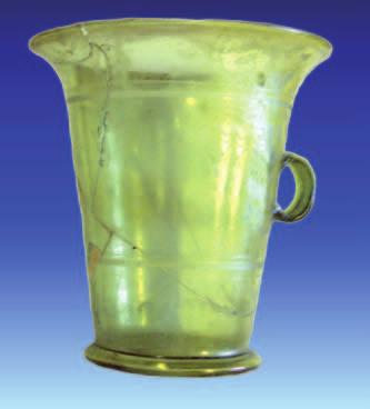 5. kép. Üveg modiolus (fotó: Dévai Kata) lozról. 24 Pannoniában példa nélkül áll egy formába fújt, hasábos testű palack, amelynek nyak és peremkiképzése különleges.