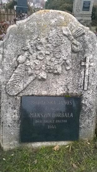 Bodácska János és Makszin Borbála (Földrajzi koordináták: É.sz.: 47.261600, K.h.: 21.346945). Hasáb alakú műkő sírjel, amely ledőlt az alapjáról.