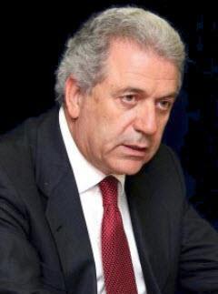 Dimitrisz Avramopulosz Maroš Šefčovič Günther Oettinger 1953-ban született. Diplomáját a tübingeni egyetemen szerezte jogtudományból és közgazdaságból.