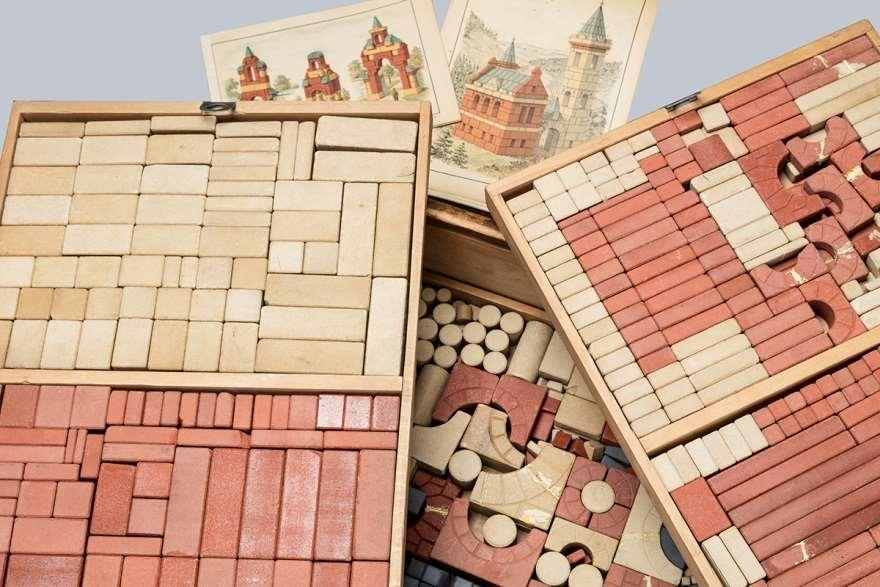 182. Építőkocka - gyermekjáték Őrölt, színezett és formába préselt kőpor, fa dobozban, eredeti használati
