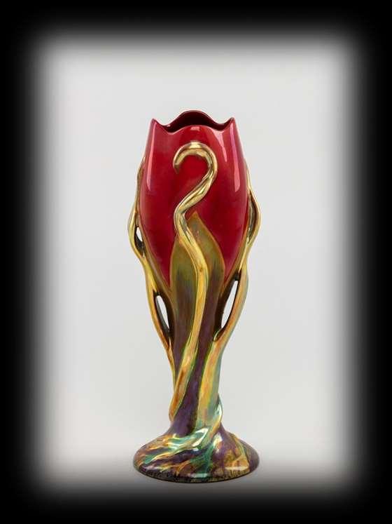 180. Zsolnay tulipánváza Fehércserép, színes eozinmázakkal festve.
