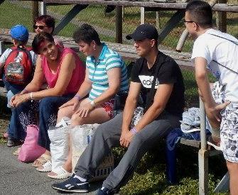 bíztatni a bátrabbakat. És bár fa kupát nem nagyon láttunk, de a szép vándorserleget viszont igen, no és jó néhány becsületes kapufát is.