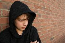 A magányos, csavargó gyermekek, fiatal bűnöző csoportok áldozataivá is válhatnak, akiket meglopnak, kirabolnak. A fiatalok sok esetben követnek el rongálást, garázdaságot és más bűncselekményeket.