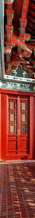 Séta a híres Wangfujing bevásárló utcán, az Ízek utcáján, majd egy zamatos pekingi kacsavacsorára kerül sor. Szállás Pekingben. 3. nap Peking Látogatás a világ legnagyobb terén, a Tian anmen téren.
