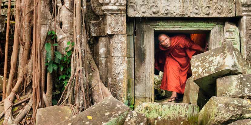 Ta Prohm templomegyüttese az őserdő mélyén bújik meg, s kígyókként szövik át az óriási fák gyökerei. keretében Angkor Thom, Ta Prohm és Angkor Wat meglátogatása.