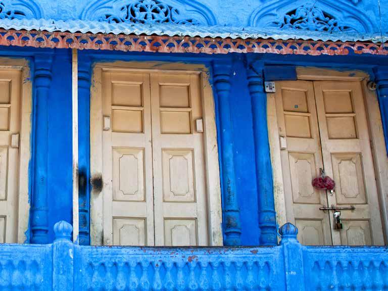 Jodhpur színe a kék: az erődváros kékre festett házai szinte ragyognak a napsütésben. Gyöngy-palota. Később a Jaswant Thada, II.