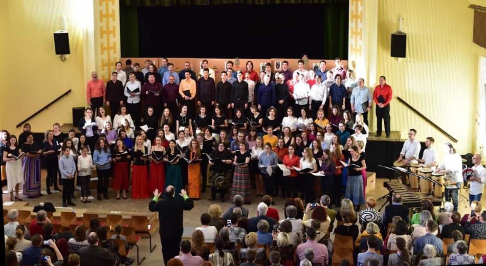 Kórus Spontánusz A Kórus Spontánusz Hangversenyen közreműködő énekesek iskolánk képviseletében: Boksán Boglárka, Farkas Luca, Tar Blanka Múzsa, Varga Lili (10. a); Árki Marianna, Tóth Anna (11.