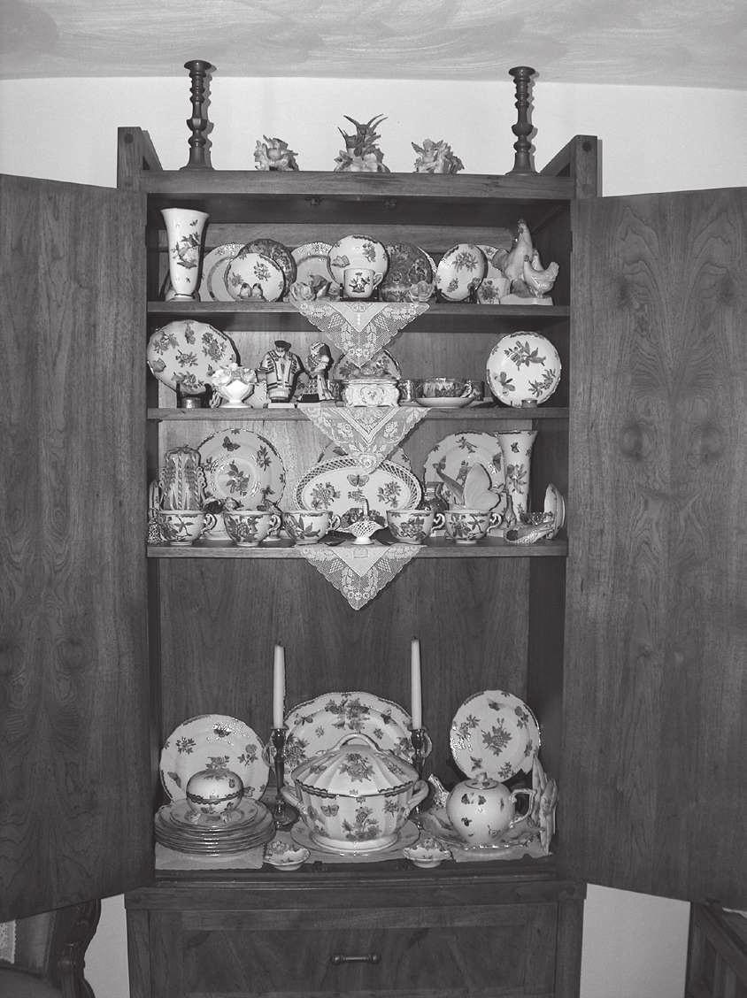 Appointment és spontán terepszituáció 4. kép K. T., egykori cselédasszony Magyarországról vásárolt porcelánjai. Ligonier, 2007.
