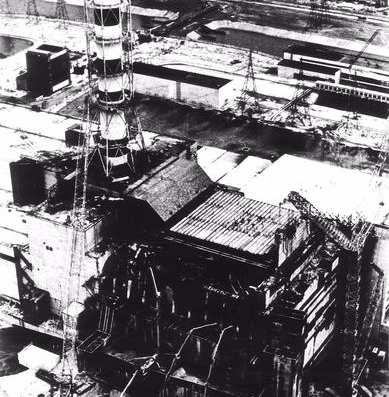 A csernobili baleset Okok: Tervezési hiba, pozitív üregtényezı, a reaktor megszaladásra
