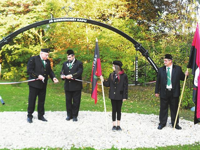 JÓ SZERENCSÉT KAPU 5.18 A vasasi Szent Borbála Emlékparkban a park ÉK-i bejáratánál a 2014. évben Jó szerencsét kapu létesült.