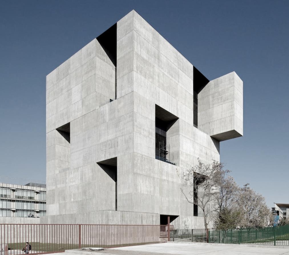 A megszerkesztett épület Alejandro Aravena chilei Innovációs centruma volt. (45.ábra) (46.ábra) Maga az épület formavilágát tekintve egy csonkolt hasábnak tekinthető.