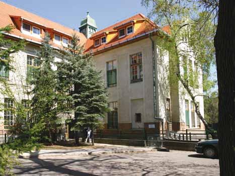 tant lecturer at the Clinic of Dental and Oral Diseases. In 1970, the title of his former Romanian candidateship was nationalized. Between 1973 and 1979 he worked as an associate professor.