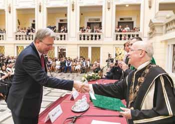 HONORS, AWARDS AT THE FACULTY'S 2018 GRADUATION CEREMONY Several honors and awards were given at the graduation ceremony of our Faculty. According to the decision of the Faculty of Dentistry, Dr.