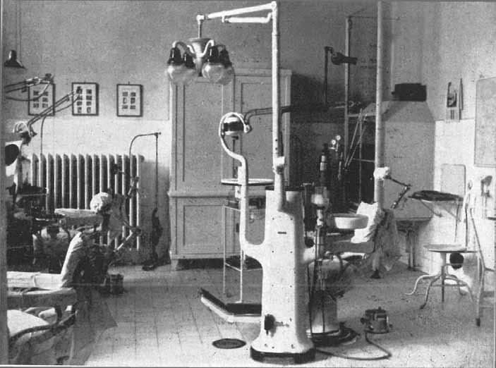 A DEBRECENI STOMATOLOGIAI KLINIKA KIALAKULÁSÁNAK ÉS MÛKÖDÉSÉNEK TÖRTÉNETE 2000-IG A magyar kormány 1912-ben elhatározta, hogy a pesti (1777) és kolozsvári (1872) egyetemek után újabb két egyetemet
