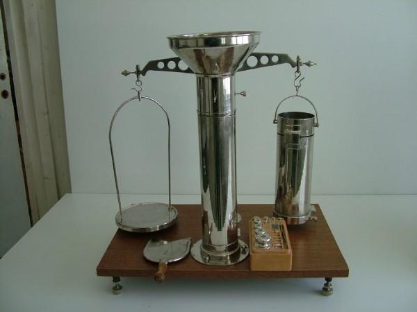 23. ábra. Hektolitertömeg-mérleg. A méréshez 1-1,1 kg minta szükséges, amelyből a mérés előtt a szennyeződéseket el kell távolítani. A mérleg talpazatát pontosan vízszintesre kell állítani.