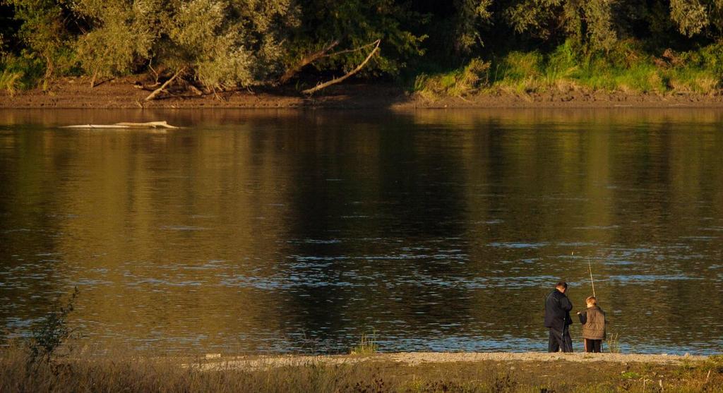 Susret na Dravi Turistički vodič za kajakaše, kanuiste, ribiče, turiste i sve zainteresirane za riječne aktivnosti i atrakcije oko rijeke