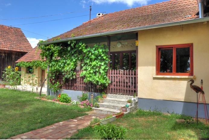 Sobe za iznajmljivanje Bike & Bed House Bérelhető szobák Bike & Bed house Rooms for rent Bike & Bed REPAŠ 88 Repaš 88, 48327 Molve Tel: +385 (0) 95 1966 096 irena@repas88.