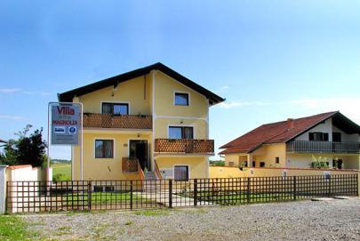 SMJEŠTAJ SZÁLLÁS ACCOMODATION Sobe za iznajmljivanje Šulentić Šulentić kiadó szobák Rooms for rent Šulentić 30.