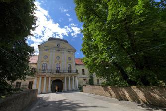 KULTURNE ZNAMENITOSTI KULTURÁLIS ÉRDEKESSÉGEK CULTURAL SIGHTS Palača Pejačević / Pejácsevich palota / Pejačević Palace, Trg kralja Zvonimira 1, Virovitica Dvorac Pejačević / Pejácsevich kastély /