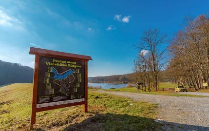 PRIRODNA BOGATSTVA TERMÉSZETI KINCSEK NATURAL RICHES Poučna staza virovitičke Bilogore / Verőcei Bilogora tanösvény / The educational road of virovitica Bilogora Na virovitičkim ribnjacima nalazi se