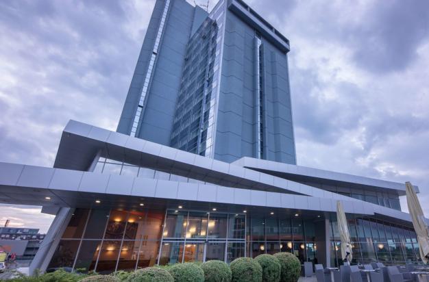 Hotel Drava *** I. Gundulića 25a, Osijek Tel: +385 (0) 31 250 500; +385 (0) 95 250 5000 Fax: +385 (0)31 250 503 drava1@optinet.hr Foto: www.hotelosijek.