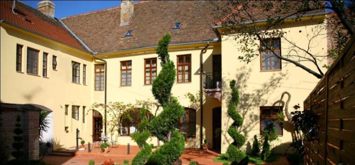 Maksimilian soba za iznajmljivanje Kiadó szobák / Room for rent*** Franjevačka 12, Osijek Tel: +385 (0) 31 497 567 ATTIC objekt u domaćinstvu Kiadó helyiség a háztartásban Facility in a household ***