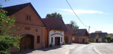 OPG / Családi Gazdaság / Family Farm Tihomir Kolembus Ruđera Boškovića 76, Našice Tel: +385 (31) 699 414 tihomir.kolembus1@os.t-com.hr Kronos d.o.o. / Kronos Kft.
