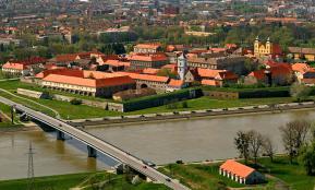 Foto: www.tzosbarzup.hr Osječka Tvrđa i Muzej Slavonije / Eszéki Óváros és a Szlavón Múzeum / The Osijek Tvrđa and the Museum of Slavonia Trg sv.