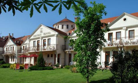 : +36 72 579 128 info@hotelcastellosiklos.hu Xavin Hotel **** Wellness & Restaurant H-7815 Harkány, Kossuth Lajos street 43. Tel: +36 72 479 399 info@xavin.