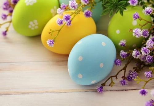 Pótoljátok a hiányzó szavakat! Húsvét Magyarországon az év egyik legfontosabb vallási ünnepe, amely alkalmával Jézus Krisztus feltámadására emlékeznek meg.