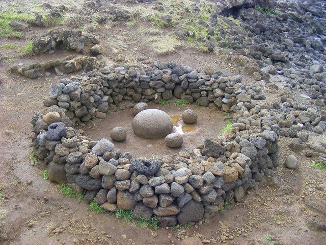 A várossal átellenben a sziget túlsó végén található a rózsaszín homokos strand és tőle pár kilométerre a világ köldöke.