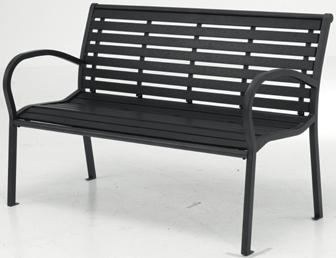 MA43 cm, hozzá illő 2-személyes kanapéval és 2 kényelmes karosszékkel, UV-védett műanyagból. Párnákkal.