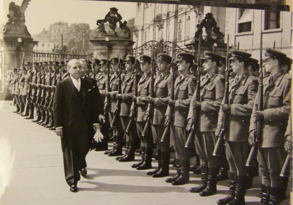 11.3. Fényképek és karikatúrák a.) Fuád egyiptomi uralkodó 1929-es prágai útja.