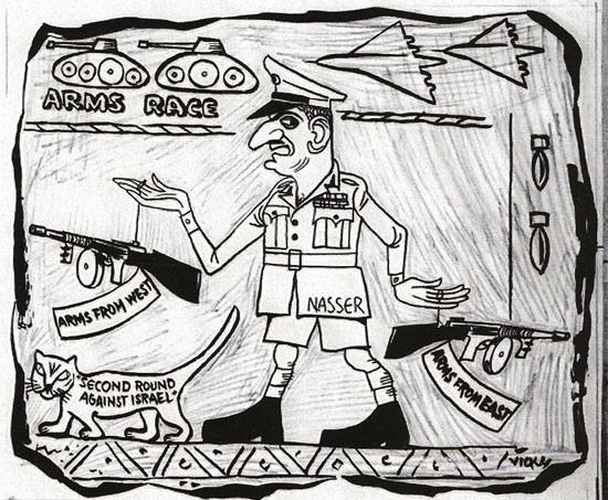 e.) Az 1955-ös csehszlovák-egyiptomi fegyvervásárlási szerződésről készült karikatúrák a nyugati sajtóban. Baloldal fenn: Fegyverkezési verseny.